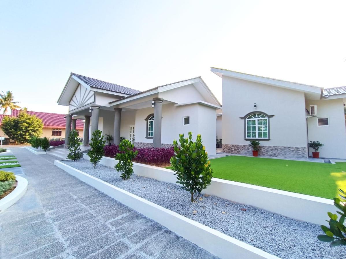 Dracaena With Swimming Pool, Hill View And 20 Minutes To Town Malacca