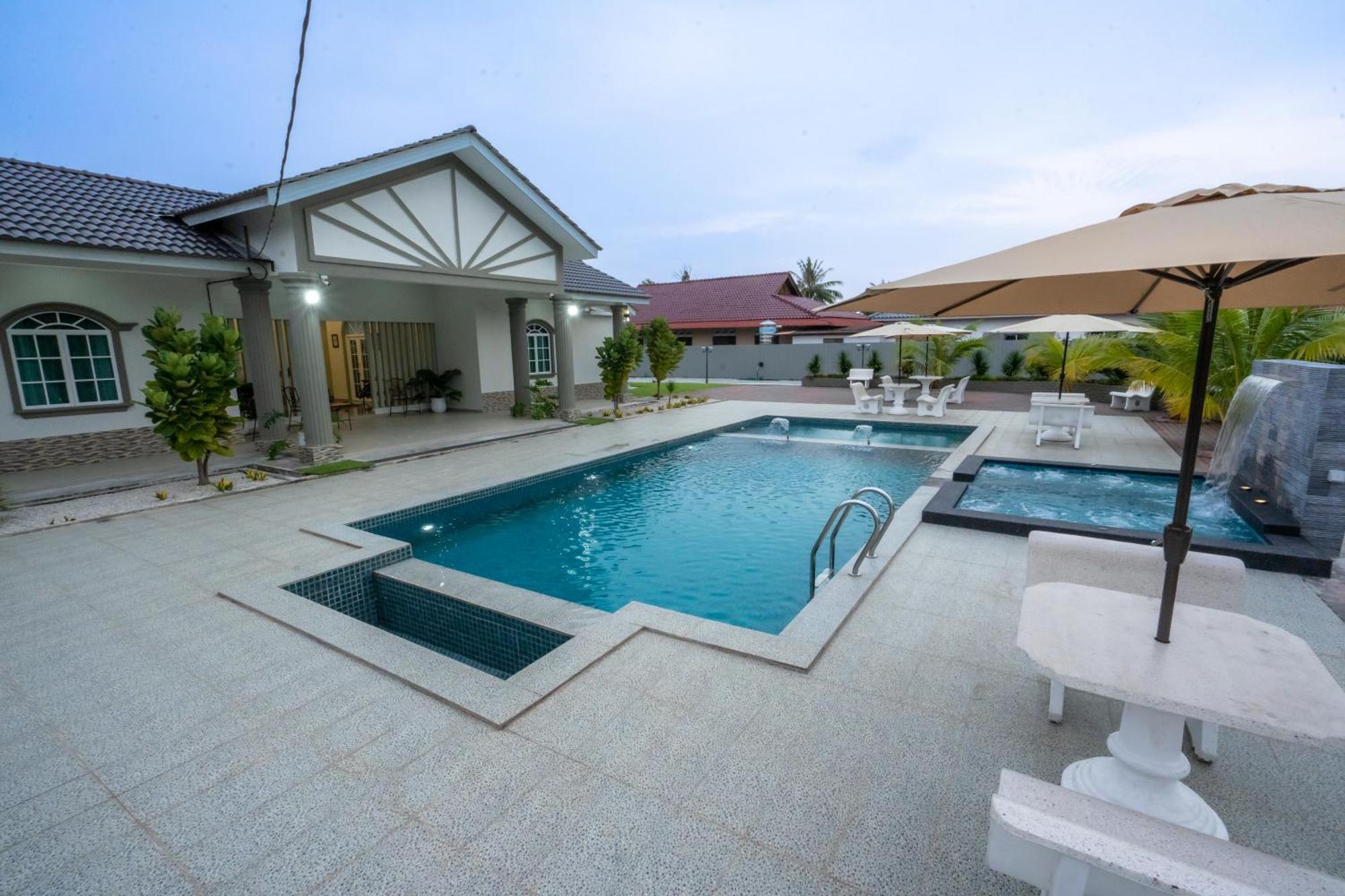Dracaena With Swimming Pool, Hill View And 20 Minutes To Town Malacca